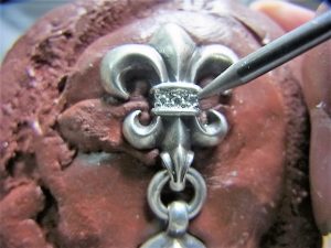 ナナコタガネで爪を丸めます。