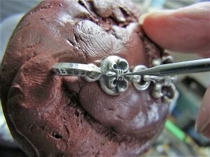 ボールのモチーフ部分に穴をあけます。