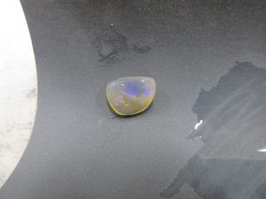 細かい耐水ペーパーで、表面を磨いていきます。