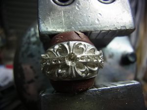 彫刻台に固定して、サファイヤを固定できるように削ります。