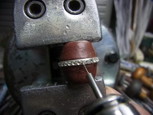 細めのドリルで下穴を開けます。