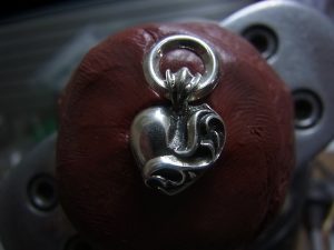 彫刻台に固定します。