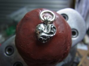 油性マジックでシルシを付けます。