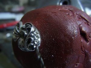 サファイヤと同じ直径のドリルで石あわせをします。