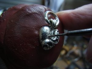 細めのドリルで下穴を開けます。