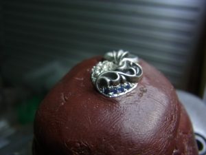 サファイヤを固定していきます。