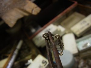 パーツを一つ外して、丸カンの口を合わせます。