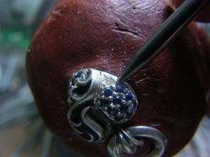 ナナコタガネで爪を丸めます。