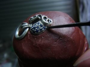 毛彫りタガネで爪を起こします。