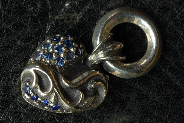 ハートチャーム　ブルーサファイヤパヴェ