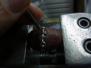 ポンチで、センターにシルシを付けます。