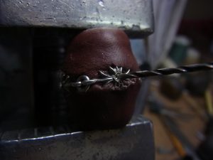 ドリルで石合わせをします。