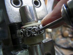 ソロバン型のドリルで削ります。