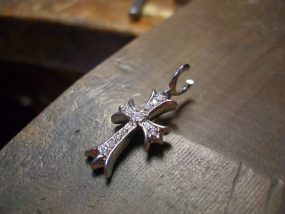 切れ込みを入れて広げます。