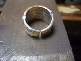 ロウ付け跡にそって、糸ノコで切断します。