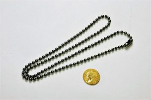 加工前のコインとネックレス