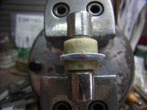 彫刻台に固定します。