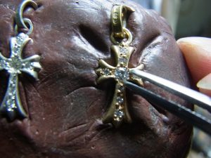 ピンセットでダイヤを乗せます。