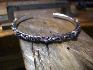 それから、イブシをかけて磨きます。