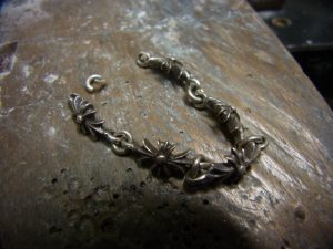 ロウ付け跡を糸ノコで切断して、ワッカを外します。