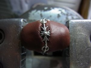 彫刻台に固定して石留をします。