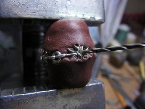 宝石と同じ直径のドリルで石合わせをします。