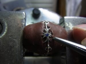 ピンセットでサファイヤを乗せます。