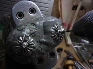 ダイヤと同じ直径のドリルで石合わせをします。