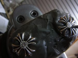 ナナコタガネで爪を丸めます。