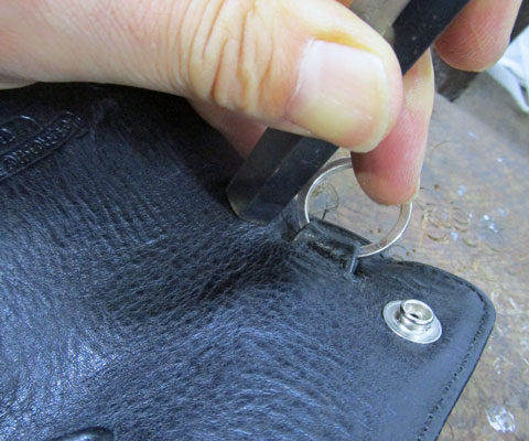 裏側からポンチでかしめます。