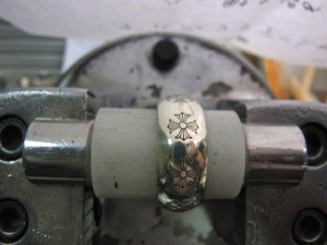 彫刻台に固定します。