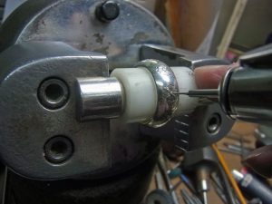 細目のドリルで下穴を開けます