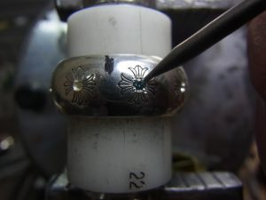 ナナコタガネで爪を丸めます。