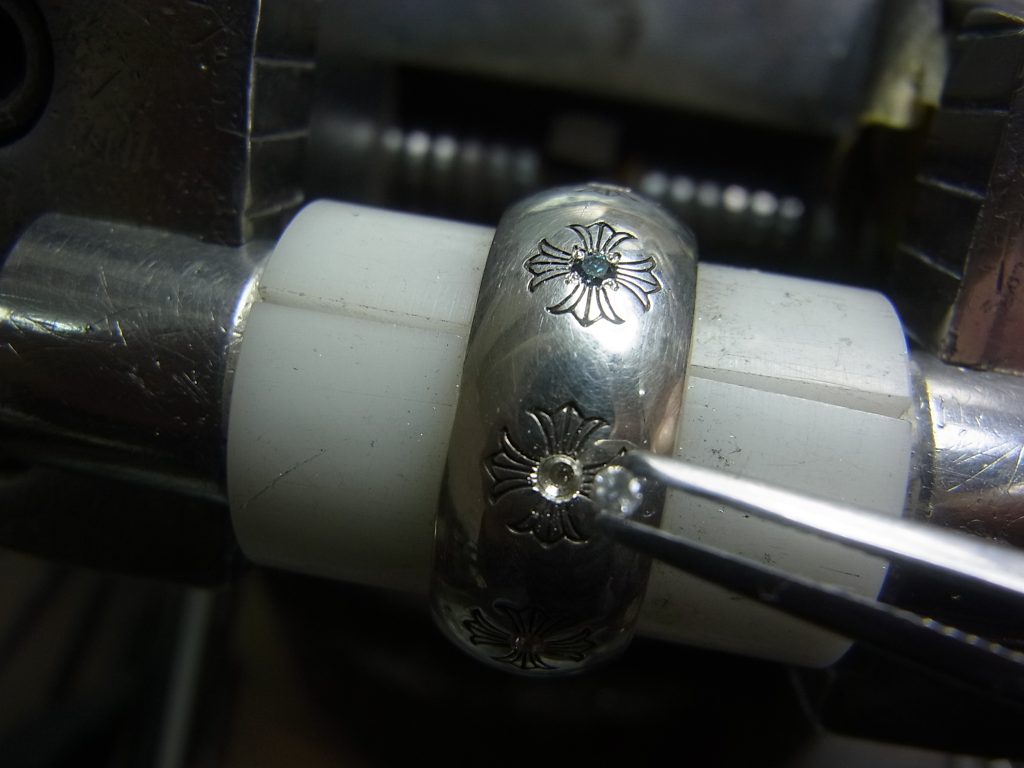 10mm CHプラスバンドリングにダイヤとブルーダイヤをカスタムしました。