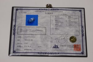 ダイヤとブルーダイヤを証明する宝石鑑別書です。