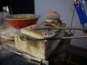 新しいパーツをロウ付けします。