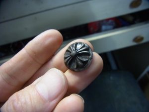 イブシを入れます。