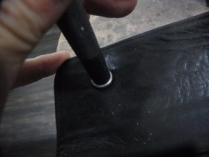 パーツを固定します。