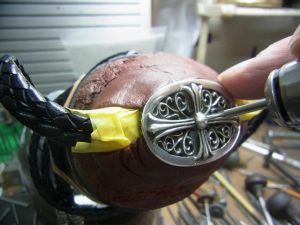 固定して、下穴を開けます。