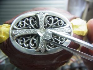 センターダイヤをピンセットで置きます。