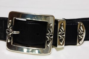 ベルトを取り付けます。