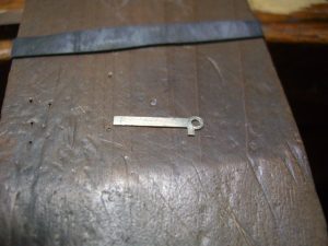 穴を開けて、整形します。