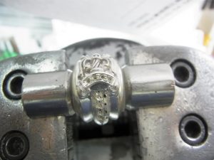 彫刻台に固定します。