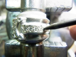 ナナコタガネで、爪を丸めます。