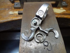 バネは鉄製のため、サビると折れます。