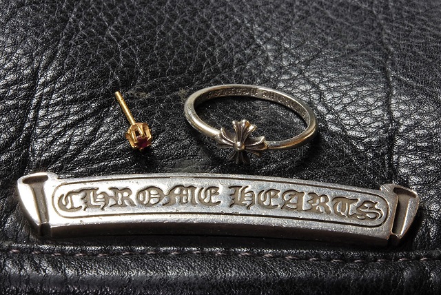 カスタム前のリングと赤色石がセットされたピアス