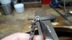 つないで、ロウ付けします。