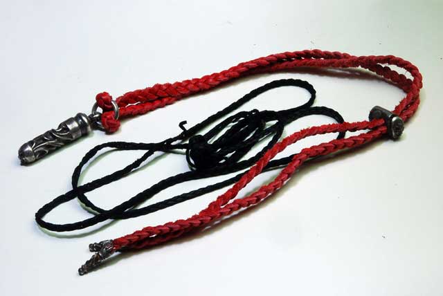 クロムハーツ  ペンダント 赤色の革紐を製作して取り付け