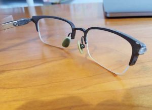 右側のヨロイ部品が曲げ位置で破断しております