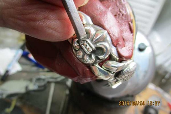 片切りタガネで立体的に整えます。